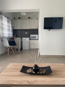 Kuchyňa alebo kuchynka v ubytovaní M & F HOUSE (παραλία Μαρκοπούλου Ωρωπού)
