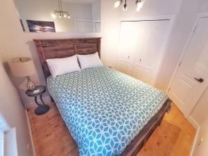 Ένα ή περισσότερα κρεβάτια σε δωμάτιο στο LuxQuarters Kitimat River Suite