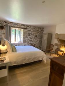 Rúm í herbergi á Domaine de Kerdavid - Chambres d'hôtes à Remungol