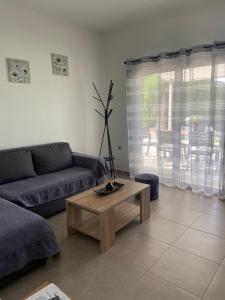 Posedenie v ubytovaní M & F HOUSE (παραλία Μαρκοπούλου Ωρωπού)