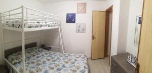 マルッジョにあるAlloggio Orchideaの小さなベッドルーム(二段ベッド1組、ドア付)