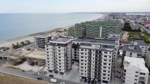 uma vista aérea de uma cidade com uma praia e edifícios em CityApart 1 - Cazare în Mamaia Nord, lângă plajă, cu vedere la mare em Mamaia Nord – Năvodari