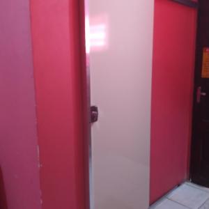 una puerta roja y blanca en una habitación en Guaraná da Cláudia en Santarém