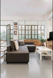 un soggiorno con divano e tavolo di Fashionable Base in Central Athens in the Old Tailor Factory ad Atene