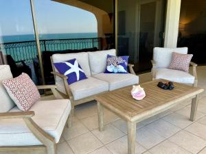 uma sala de estar com um sofá e duas cadeiras e uma mesa em Sonoran Sea Resort Oceanfront PENTHOUSE em Puerto Peñasco