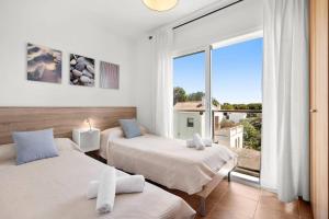 Una cama o camas en una habitación de Villa Santa Helena