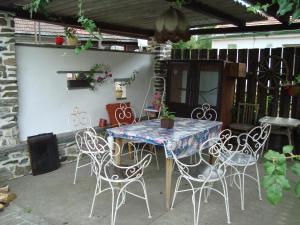 een tafel en stoelen op een patio bij Privát Mirovice-Březnice in Mirovice