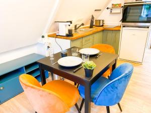 une cuisine avec une table et des chaises dans l'établissement **NEW** Le Nid Douillet au cœur de Guingamp, à Guingamp