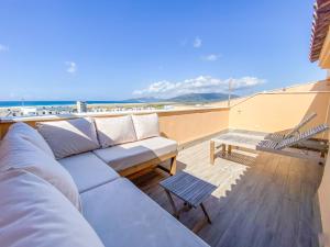 kanapa na balkonie z widokiem na ocean w obiekcie Tarifa Cozy House // PENTHOUSE - POOL - PARKING w mieście Tarifa