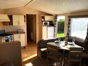 Hylton Park Silloth Caravan Holiday Homes的厨房或小厨房