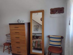 1 dormitorio con tocador, espejo y silla en Apartamento de 3 Habitaciones y un baño SIN cocina en San Vicente de O Grove, en San Vicente de O Grove