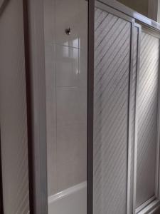una doccia con porta in vetro in bagno di Apartamento de 3 Habitaciones y un baño SIN cocina en San Vicente de O Grove a San Vicente de O Grove