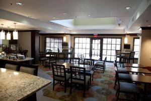 Sonesta ES Suites Sunnyvale tesisinde bir restoran veya yemek mekanı