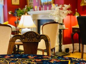comedor con mesa, sillas y lámpara en Charlotte's Rose Inn, en Charlottetown