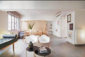 un soggiorno con un divano e un tavolo di Stylish living by Acropolis (Monastiraki 5) ad Atene