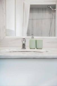 un lavandino del bagno con un rubinetto e uno specchio di Stylish living by Acropolis (Monastiraki 5) ad Atene Altre 25 foto
