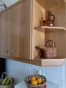 a kitchen with two baskets of fruit on a counter at Apartamento en San Vicente de O Grove in O Grove