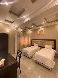 Un pat sau paturi într-o cameră la Hotel Danat Al Khaleej