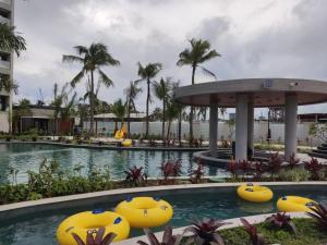 uma piscina num resort com insufláveis amarelos na água em Salinas Premium Resort em Salinópolis
