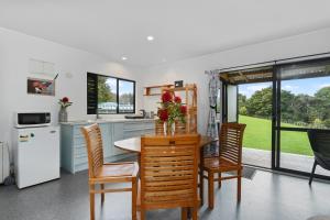 Dapur atau dapur kecil di Totara Folly - Mangawhai Holiday Home +12 gambar