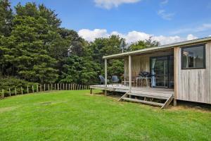 Taman di luar Totara Folly - Mangawhai Holiday Home