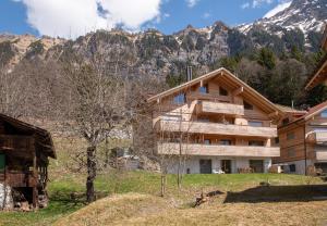 een huis met bergen op de achtergrond bij Chalet Monchsbuffel in Wengen