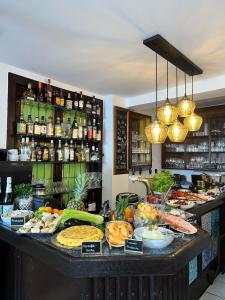 ein Buffet mit Speisen auf einer Theke in einem Restaurant in der Unterkunft Liebezeit - ehemals Hotel Dillenburg in Dillenburg