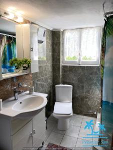 Koupelna v ubytování Oikos Poseidonas