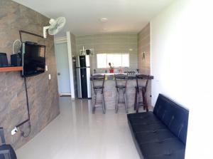 a living room with a couch and a kitchen at Apto Girardot in Girardot