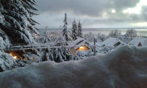 uma vista de Inverno de uma casa na neve em LUZ DE LUNA 2 em San Carlos de Bariloche