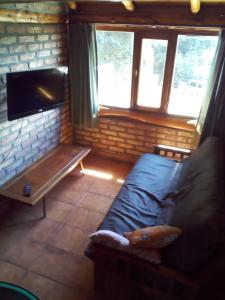 um quarto com um sofá e uma televisão num quarto em LUZ DE LUNA 2 em San Carlos de Bariloche