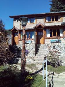 uma luz de rua em frente a uma casa em LUZ DE LUNA 2 em San Carlos de Bariloche