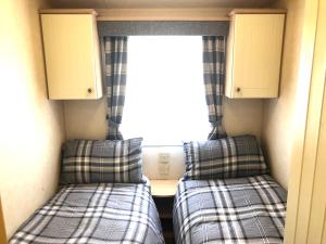 Hylton Park Silloth Caravan Holiday Homes客房内的一张或多张床位