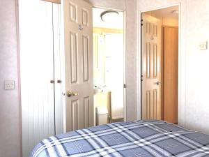 Hylton Park Silloth Caravan Holiday Homes客房内的一张或多张床位