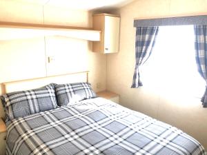 Hylton Park Silloth Caravan Holiday Homes客房内的一张或多张床位