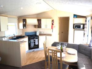 Hylton Park Silloth Caravan Holiday Homes的厨房或小厨房