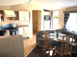 Hylton Park Silloth Caravan Holiday Homes的厨房或小厨房