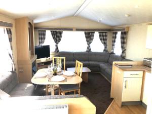 Hylton Park Silloth Caravan Holiday Homes的厨房或小厨房