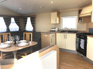 Hylton Park Silloth Caravan Holiday Homes的厨房或小厨房