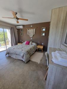 um quarto com uma cama e uma ventoinha de tecto em SOLSALI Cabaña moderna em San Javier