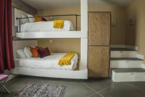 Un ou plusieurs lits superposés dans un hébergement de l'établissement CASA DE SUNRISE-JTNP-The Ultimate Desert Getaway