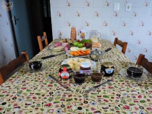 una mesa con un mantel con comida. en Recanto Nonna Lourdes - Vale dos Vinhedos en Bento Gonçalves