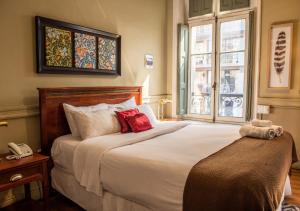 Un dormitorio con una cama grande y una ventana en Hotel Casa Zañartu en Santiago