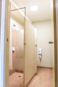 baño con ducha y puerta de cristal en Bentley's Hotel en Clare