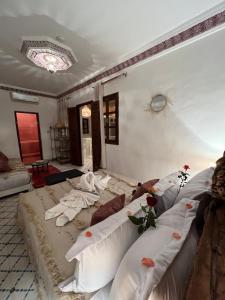 een woonkamer met verschillende kussens op een bank bij Riad Malfa in Marrakesh