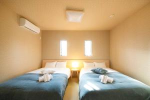 東京的住宿－Ciel-home，一间客房内配有两张床的房间