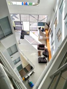 an overhead view of a living room with a staircase at Apartamento a 2km del Parque del Café in Montenegro