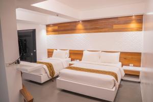 Ένα ή περισσότερα κρεβάτια σε δωμάτιο στο The Paragon Boracay Suites