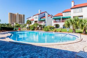 een zwembad voor een appartementencomplex bij The Inn at St Thomas Square 1304A in Panama City Beach
