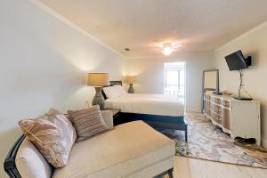 een hotelkamer met een bed en een bank bij The Inn at St Thomas Square 1304A in Panama City Beach